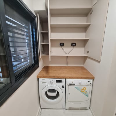 מדף עץ מעל מכונת כביסה ומייבש