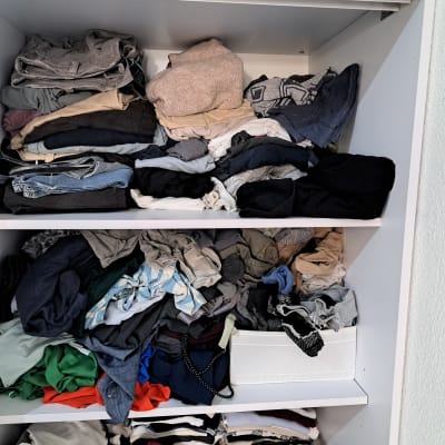 בגדים מקופלים בארון על מדפים