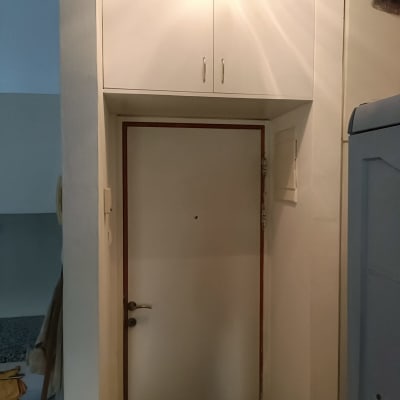 ארון עץ לבן מעל דלת כניסה