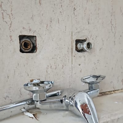 ברז כיור מפורק עם חיבורים חשופים