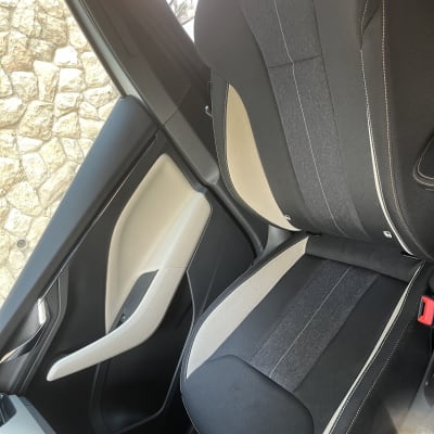 ניקוי ריפודים לרכב, מושבי בד נקיים בתוך פנים הרכב