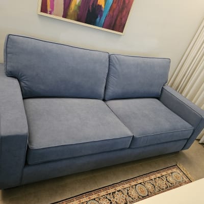 ספה מרופדת בכחול עם כריות תואמות