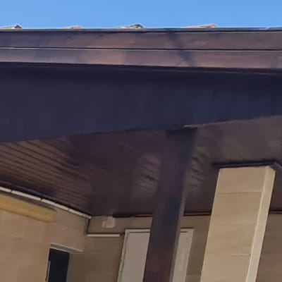 גג עץ כהה עם עמודי תמיכה