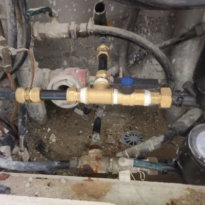 צנרת מים עם ברזים ומד לחץ