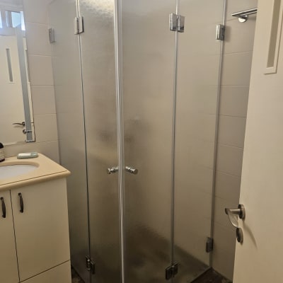 מקלחון זכוכית בחדר אמבטיה מודרני