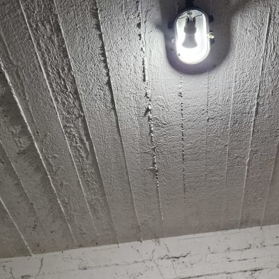 מנורה מותקנת על תקרה בטון