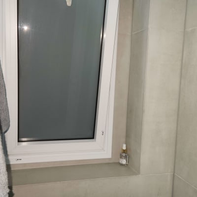 חלון אלומיניום עם מסגרת לבנה בחדר אמבטיה