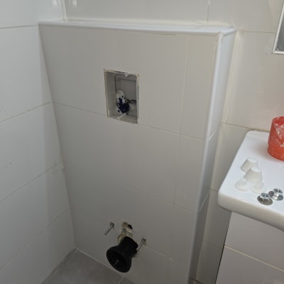 התקנת צנרת ואביזרי אינסטלציה בחדר אמבטיה