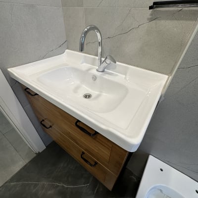 כיור לבן עם ברז כרום בחדר אמבטיה