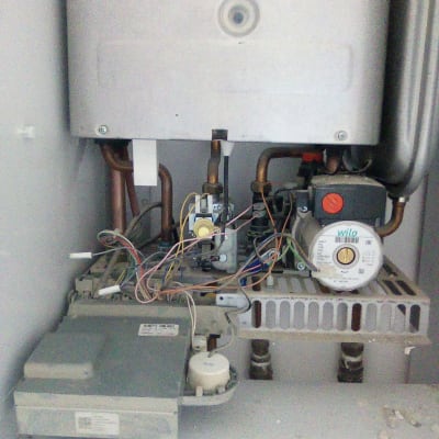 מערכת גז או חימום עם צינורות וחלקים טכניים