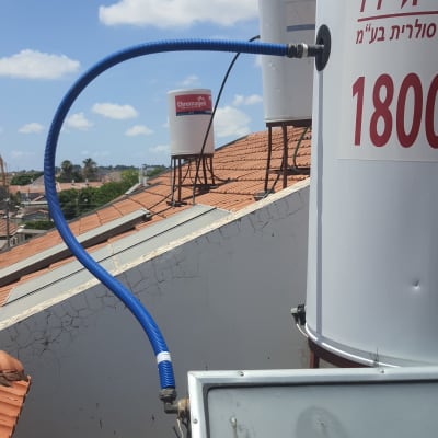 צינור כחול מחובר לדוד שמש על גג