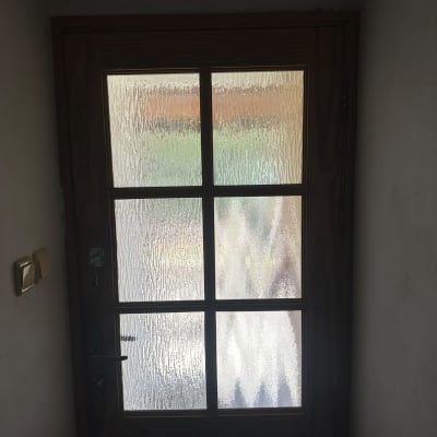דלת עץ עם שמשות זכוכית דקורטיביות במגוון טקסטורות