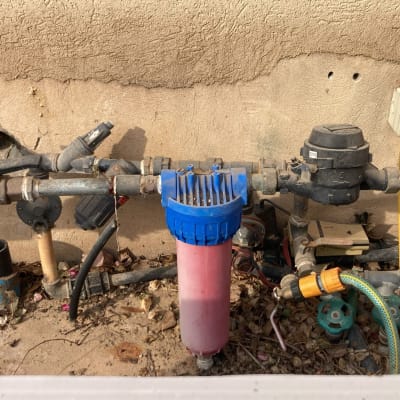 צנרת מים עם מסנן כחול וברזים שונים