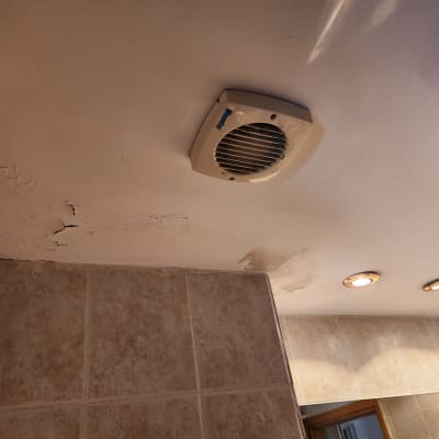 תקרה מתקלפת עם סימני רטיבות ותיקון צבע