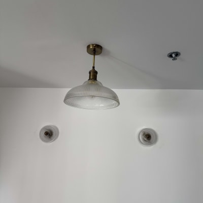 מנורה תלויה על תקרה עם שני חיבורים נוספים