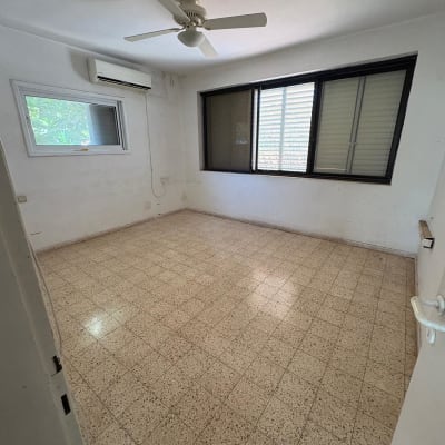 חדר ריק עם מאוורר תקרה וחלון