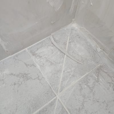 רצפה עם אריחים ותיקון פינה