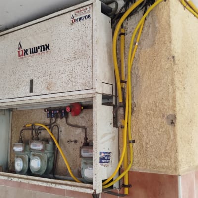 ארון גז עם צינורות צהובים ומדי גז