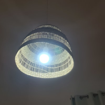 מנורת תקרה עם אהיל קלוע ונורה דולקת