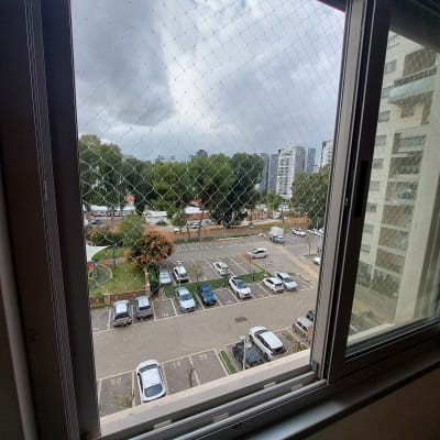 רשת הגנה על חלון למניעת כניסת יונים