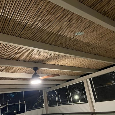 תקרה מעץ עם מנורה ומאוורר תלויים