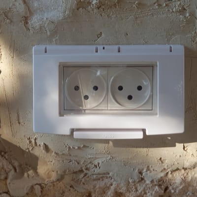 שקע חשמל כפול מותקן על קיר טיח