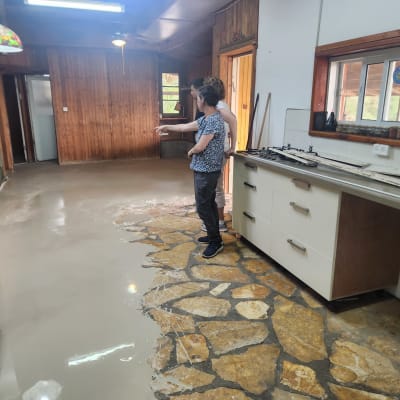 רצפת פרקט מותקנת בחדר עם קירות עץ