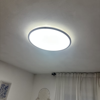 תאורה מותקנת על תקרה בחדר