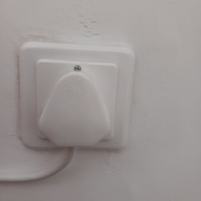 שקע חשמלי עם כבל מחובר לקיר