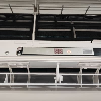 תצוגת מזגן עם מסנן פתוח ולוח בקרה