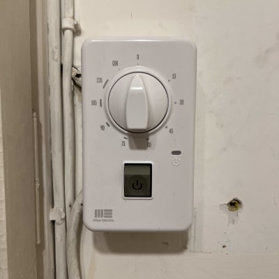 תרמוסטט חשמלי עם כפתור ויסות טמפרטורה