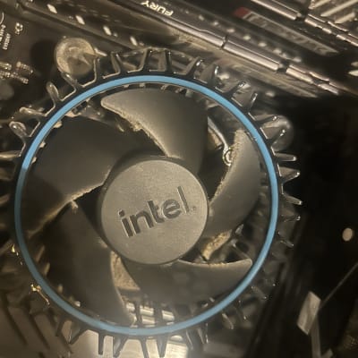 מאוורר מעבד אינטל בתוך מחשב עם רכיבי חומרה נוספים