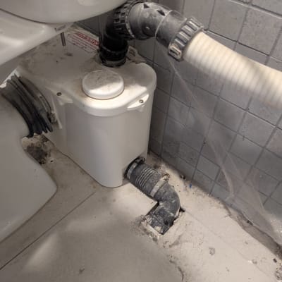 צנרת וחיבורים ליד אסלה בשירותים