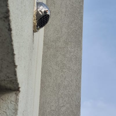 רשת מתכת על פתח אוורור בקיר חיצוני