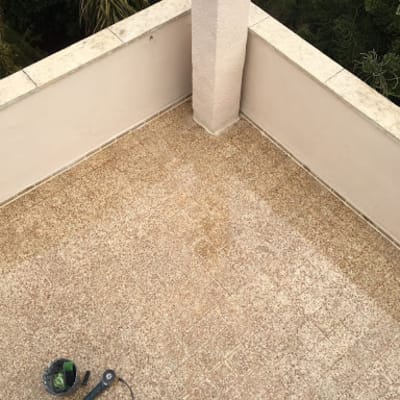 מרפסת עם רצפת אריחים וכלי עבודה לאיטום