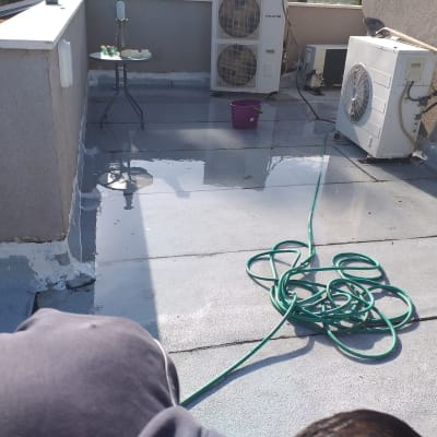 גג עם צינור ירוק ומזגנים, איטום גג