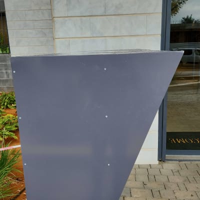 מסגרת מתכת אפורה על עמוד בחוץ