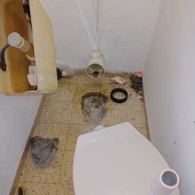 אסלה מפורקת עם מיכל הדחה וכלים