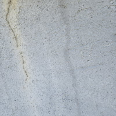 קיר בטון עם סדק אנכי קטן