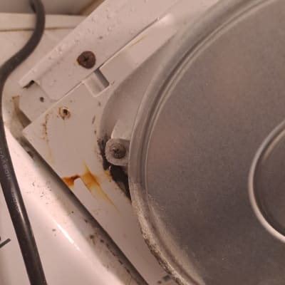 חלק מתכתי עם חלודה וכבל חשמלי