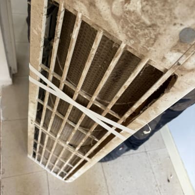 מסנן אוויר מלוכלך על רצפה