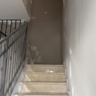 מדרגות עם קיר צבוע ותיקונים