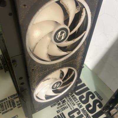 מאווררים מלוכלכים בתוך מארז מחשב