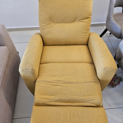 כורסה צהובה עם משענת רגליים מורחבת