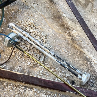 חלקי דוד שמש על רצפה עם אבנית