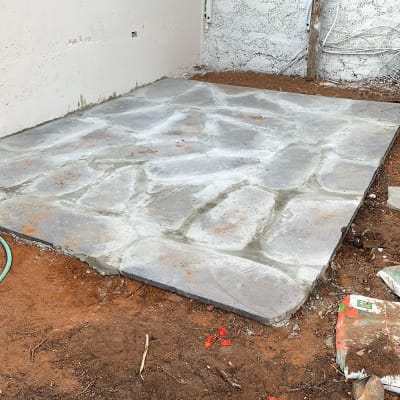 אדמה חשופה, צינור מים, שק אדמה, עלי כותרת אדומים