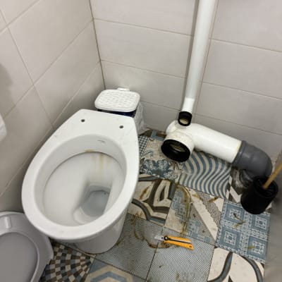 אסלה, צינור וכלי עבודה בחדר אמבטיה