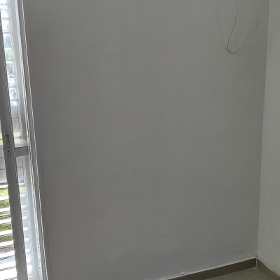 קיר צבוע עם מזגן מותקן בחדר