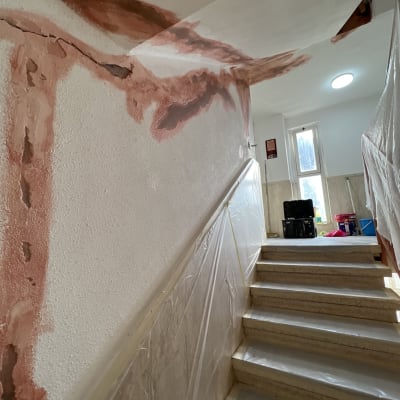 קירות צבועים בצבע אדום, כיסוי פלסטיק על המדרגות