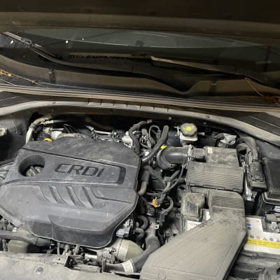 מנוע רכב עם כיתוב CRDI ומכסה מנוע פתוח